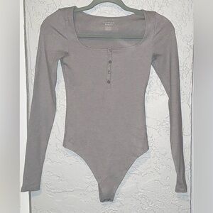American Eagle Outfitters Gray Long Sleeve Ribbed Bodysuit (NWOT)